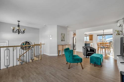 Salon - 7305Z  - 7307Z Av. Des Faisans, Québec (Charlesbourg), QC - Indoor