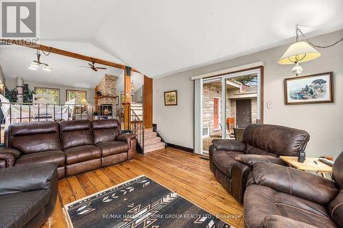 102 Albert Street, Kawartha Lakes, ON - Indoor Photo Showing Living Room
