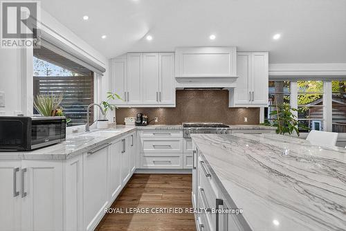 1188 Fair Birch Drive, Mississauga, ON - Indoor Photo Showing Kitchen With Upgraded Kitchen