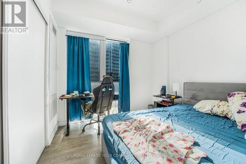 215 - 215 Lakeshore Road W, Mississauga, ON - Indoor Photo Showing Bedroom