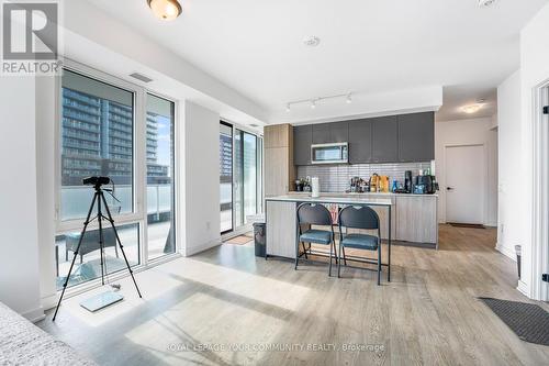 215 - 215 Lakeshore Road W, Mississauga, ON - Indoor Photo Showing Kitchen