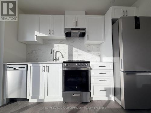 B908 - 715 Davis Drive, Newmarket, ON - Indoor Photo Showing Kitchen