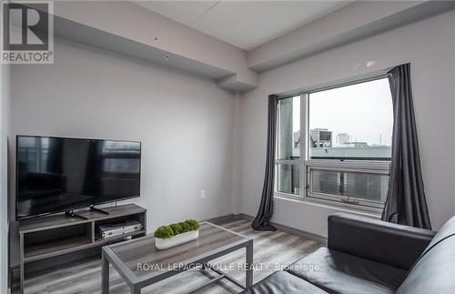 609F - 275 Larch Street, Waterloo, ON - Indoor Photo Showing Living Room
