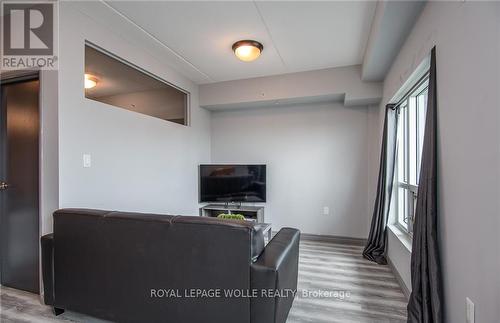 609F - 275 Larch Street, Waterloo, ON - Indoor Photo Showing Other Room