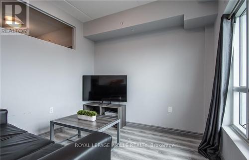 609F - 275 Larch Street, Waterloo, ON - Indoor Photo Showing Other Room