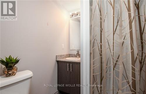 609F - 275 Larch Street, Waterloo, ON - Indoor Photo Showing Bathroom