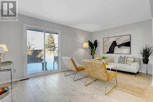 2603 Pimlico Crescent, Ottawa, ON - Indoor Photo Showing Living Room