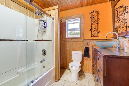 280 Mugford Road, Kelowna, BC - Indoor Photo Showing Bathroom