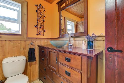 280 Mugford Road, Kelowna, BC - Indoor Photo Showing Bathroom