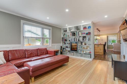 280 Mugford Road, Kelowna, BC - Indoor Photo Showing Living Room