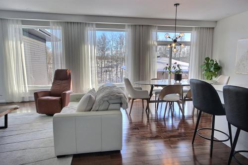 Salon - 771 Av. Terry-Fox, Rouyn-Noranda, QC - Indoor