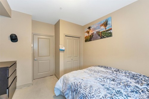 318-1620 Mckenzie Ave, Saanich, BC - Indoor Photo Showing Bedroom