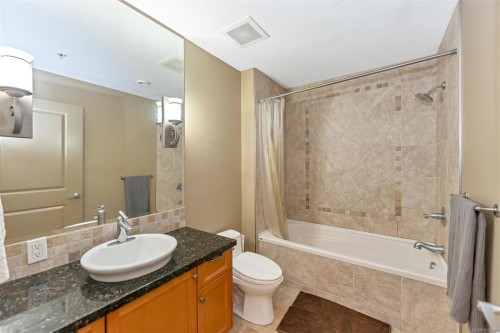 318-1620 Mckenzie Ave, Saanich, BC - Indoor Photo Showing Bathroom