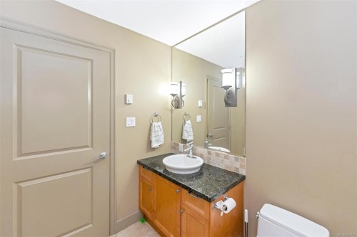 318-1620 Mckenzie Ave, Saanich, BC - Indoor Photo Showing Bathroom
