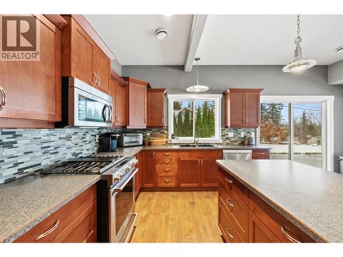 3751 65 Avenue Nw, Salmon Arm, BC - Indoor Photo Showing Kitchen