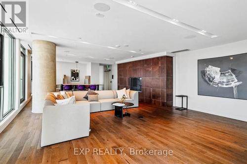 1708 - 1000 Portage Parkway, Vaughan, ON - Indoor Photo Showing Living Room