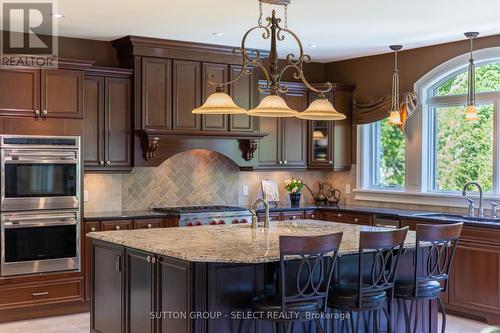 565 Eagletrace Drive, London North (North R), ON - Indoor Photo Showing Kitchen With Upgraded Kitchen