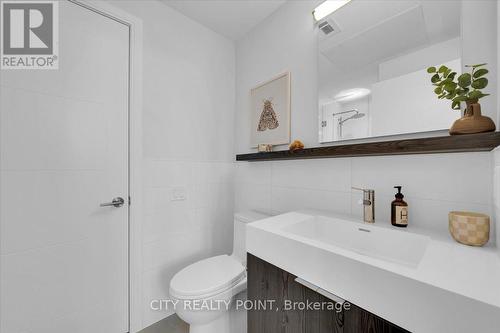 209 - 664 Spadina Avenue, Toronto, ON - Indoor Photo Showing Bathroom