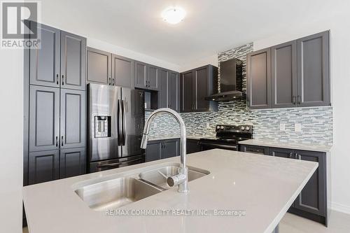 100 Folgate Crescent, Brampton, ON - Indoor Photo Showing Kitchen With Double Sink With Upgraded Kitchen