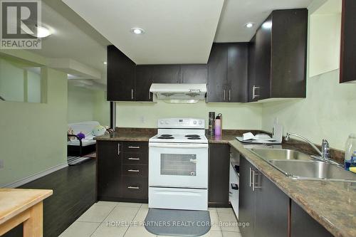 40 Nathaniel Crescent, Brampton, ON - Indoor Photo Showing Kitchen With Double Sink