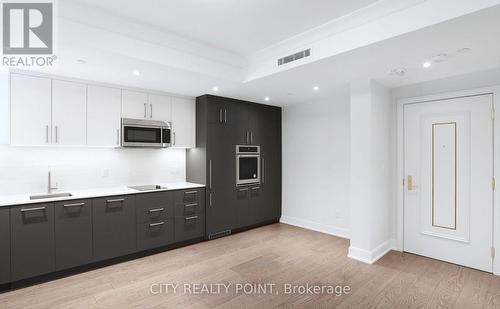 117 - 2 Clarendon Avenue, Toronto, ON - Indoor Photo Showing Kitchen