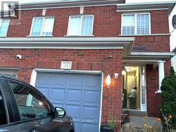 30 NEEDLEWOOD LANE  Brampton, ON L6R 2N3