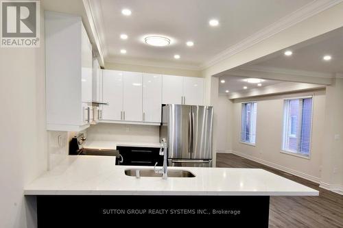 107 Laramie Crescent, Vaughan, ON - Indoor Photo Showing Kitchen With Double Sink With Upgraded Kitchen