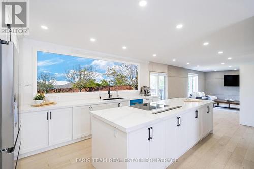 7 Golfview Boulevard, Bradford West Gwillimbury, ON - Indoor Photo Showing Kitchen