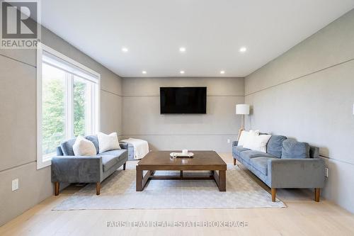 7 Golfview Boulevard, Bradford West Gwillimbury, ON - Indoor Photo Showing Living Room