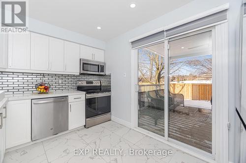 40 Monterey Avenue, Brampton, ON - Indoor Photo Showing Kitchen With Upgraded Kitchen