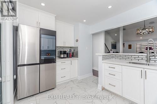 40 Monterey Avenue, Brampton, ON - Indoor Photo Showing Kitchen With Upgraded Kitchen