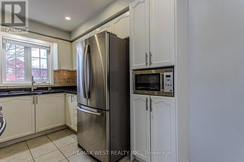 1508 Pinecliff Road, Oakville, ON - Indoor Photo Showing Kitchen With Double Sink
