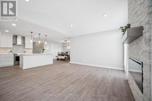 24 Oakmont Street, St. Thomas, ON - Indoor Photo Showing Kitchen With Upgraded Kitchen