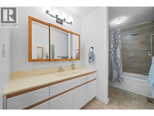 1873 Parkview Crescent Unit# 3, Kelowna, BC - Indoor Photo Showing Bathroom
