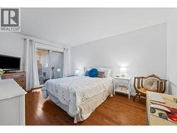 Spacious primary bedroom - 