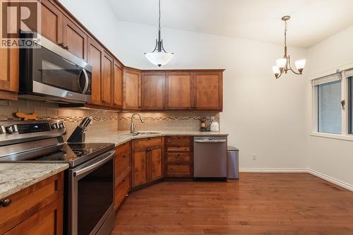 1873 Parkview Crescent Unit# 3, Kelowna, BC - Indoor Photo Showing Kitchen