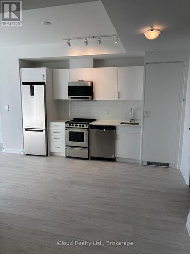 708 - 412 Silver Maple Road, Oakville, ON - Indoor Photo Showing Kitchen