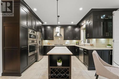 3619 Waterfall Crescent, Mississauga, ON - Indoor Photo Showing Kitchen With Upgraded Kitchen
