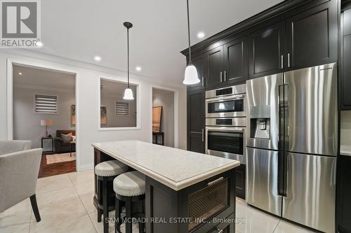 3619 Waterfall Crescent, Mississauga, ON - Indoor Photo Showing Kitchen With Upgraded Kitchen