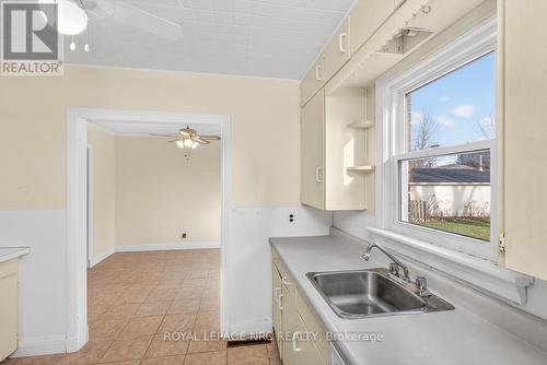 430 Clare Avenue, Welland (Prince Charles), ON - Indoor Photo Showing Kitchen