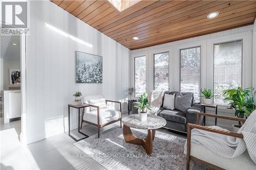 7 Glenmorris Drive, Hamilton, ON - Indoor Photo Showing Living Room