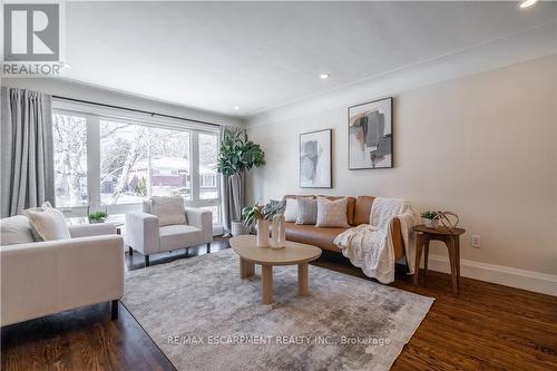7 Glenmorris Drive, Hamilton, ON - Indoor Photo Showing Living Room