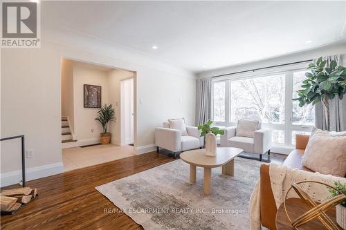 7 Glenmorris Drive, Hamilton, ON - Indoor Photo Showing Living Room