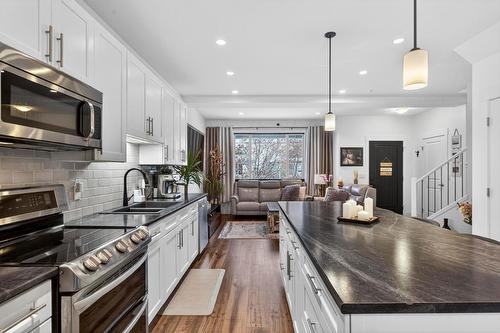 1273 Bergamot Avenue, Kelowna, BC - Indoor Photo Showing Kitchen With Double Sink With Upgraded Kitchen