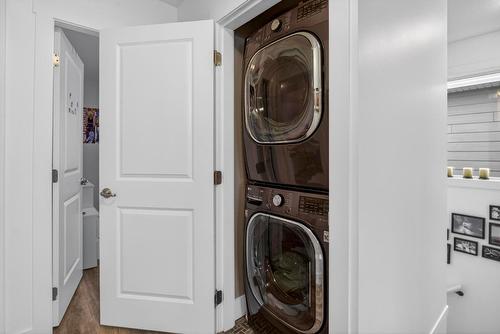 1273 Bergamot Avenue, Kelowna, BC - Indoor Photo Showing Laundry Room