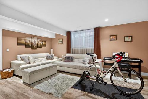 1273 Bergamot Avenue, Kelowna, BC - Indoor Photo Showing Living Room