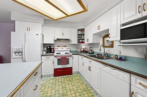361 Wyndhaven Place, Clearwater, BC - Indoor Photo Showing Kitchen With Double Sink
