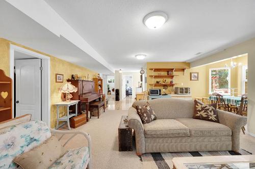 361 Wyndhaven Place, Clearwater, BC - Indoor Photo Showing Living Room