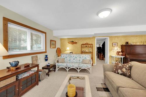 361 Wyndhaven Place, Clearwater, BC - Indoor Photo Showing Living Room