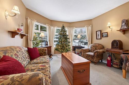361 Wyndhaven Place, Clearwater, BC - Indoor Photo Showing Living Room
